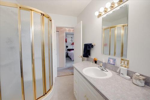 101 Cedar Avenue, Fruitvale, BC - Indoor Photo Showing Bathroom