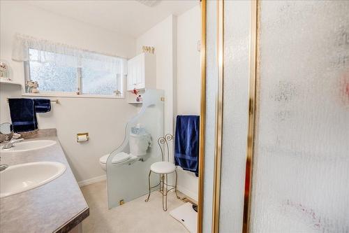 101 Cedar Avenue, Fruitvale, BC - Indoor Photo Showing Bathroom