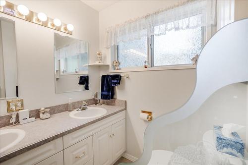 101 Cedar Avenue, Fruitvale, BC - Indoor Photo Showing Bathroom