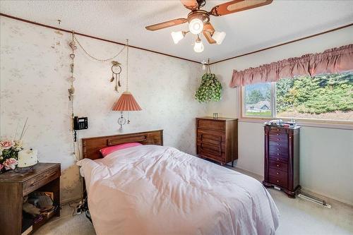 101 Cedar Avenue, Fruitvale, BC - Indoor Photo Showing Bedroom