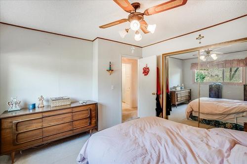 101 Cedar Avenue, Fruitvale, BC - Indoor Photo Showing Bedroom