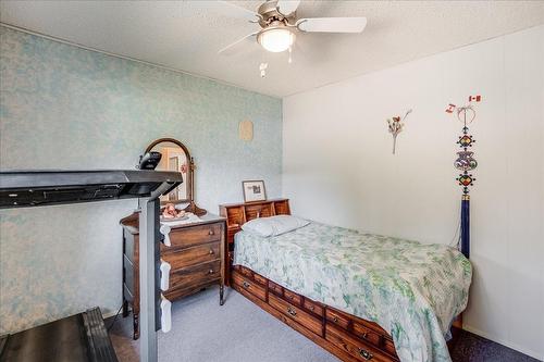 101 Cedar Avenue, Fruitvale, BC - Indoor Photo Showing Bedroom