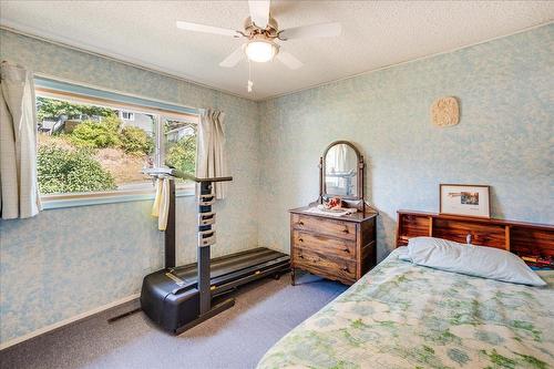 101 Cedar Avenue, Fruitvale, BC - Indoor Photo Showing Bedroom