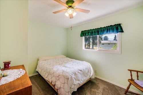 101 Cedar Avenue, Fruitvale, BC - Indoor Photo Showing Bedroom