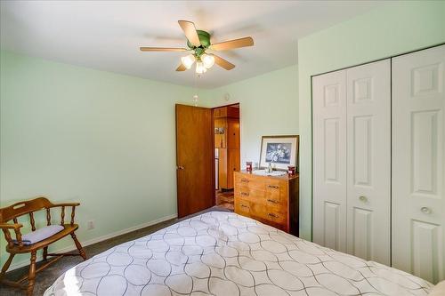 101 Cedar Avenue, Fruitvale, BC - Indoor Photo Showing Bedroom