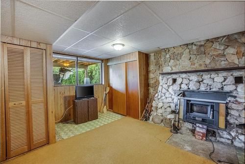 101 Cedar Avenue, Fruitvale, BC - Indoor With Fireplace