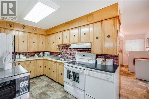 101 Cedar  Avenue, Fruitvale, BC - Indoor Photo Showing Kitchen With Double Sink