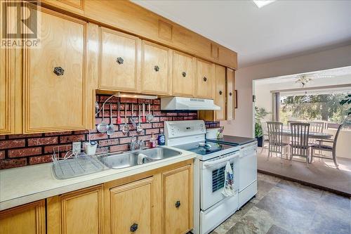 101 Cedar  Avenue, Fruitvale, BC - Indoor Photo Showing Kitchen With Double Sink