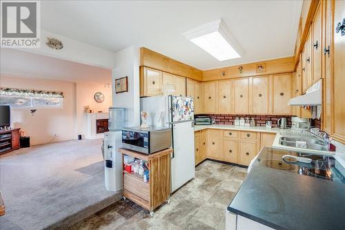 101 Cedar  Avenue, Fruitvale, BC - Indoor Photo Showing Kitchen With Double Sink