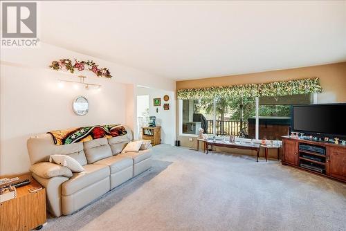 101 Cedar  Avenue, Fruitvale, BC - Indoor Photo Showing Living Room