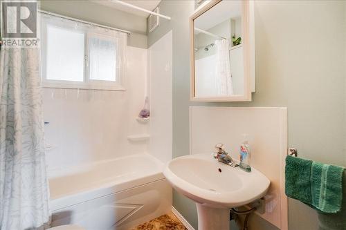 101 Cedar  Avenue, Fruitvale, BC - Indoor Photo Showing Bathroom