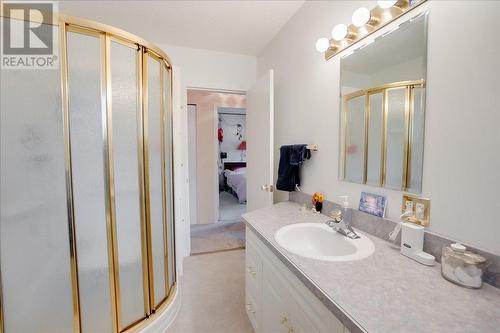 101 Cedar  Avenue, Fruitvale, BC - Indoor Photo Showing Bathroom