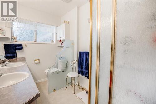 101 Cedar  Avenue, Fruitvale, BC - Indoor Photo Showing Bathroom