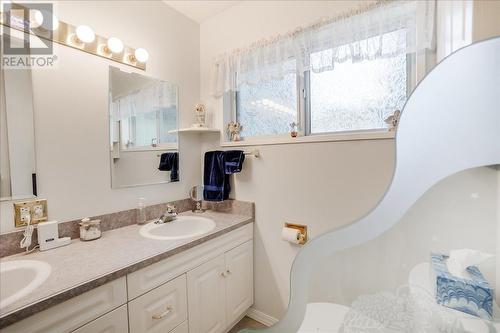 101 Cedar  Avenue, Fruitvale, BC - Indoor Photo Showing Bathroom