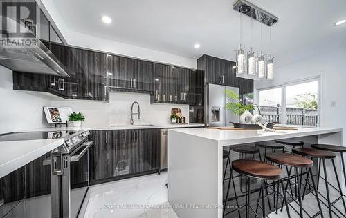 111 Brownridge Place, Whitby (Williamsburg), ON - Indoor Photo Showing Kitchen With Upgraded Kitchen