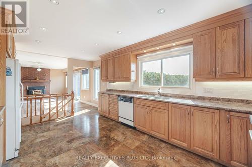 1570 Concession Rd 5, Adjala-Tosorontio, ON - Indoor Photo Showing Kitchen With Double Sink