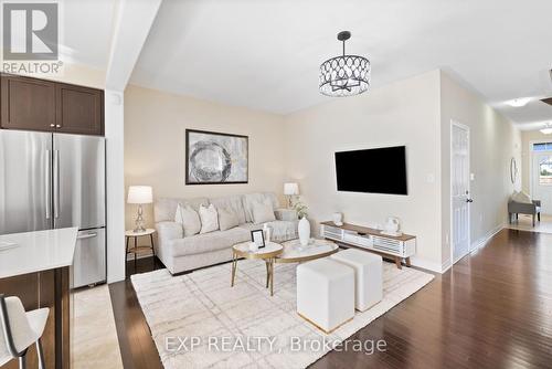 30 Biddens Square, Brampton (Bram East), ON - Indoor Photo Showing Living Room