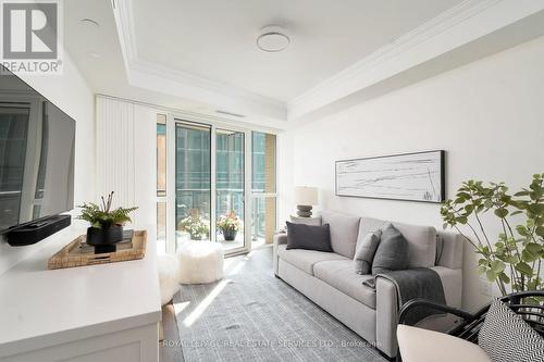 804 - 2060 Lakeshore Road, Burlington, ON - Indoor Photo Showing Living Room