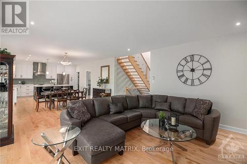 333 Moonlight Drive, Russell, ON - Indoor Photo Showing Living Room