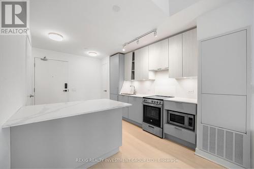 210 - 3900 Confederation Parkway, Mississauga, ON - Indoor Photo Showing Kitchen