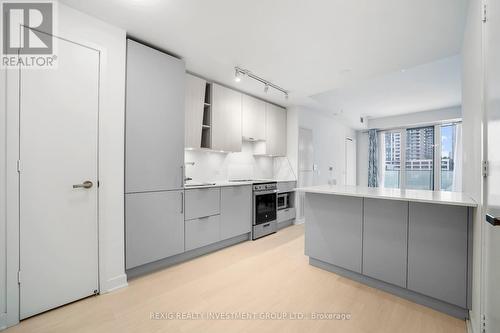 210 - 3900 Confederation Parkway, Mississauga (City Centre), ON - Indoor Photo Showing Kitchen