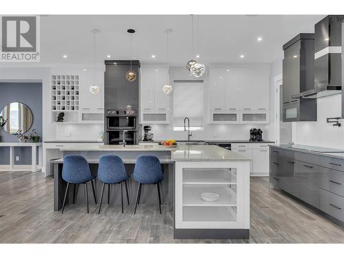 1088 Clarance Avenue, Kelowna, BC - Indoor Photo Showing Kitchen With Upgraded Kitchen