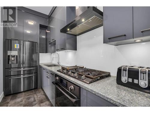 1088 Clarance Avenue, Kelowna, BC - Indoor Photo Showing Kitchen With Upgraded Kitchen