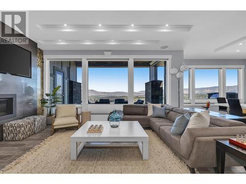 1088 Clarance Avenue, Kelowna, BC - Indoor Photo Showing Living Room With Fireplace