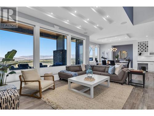 1088 Clarance Avenue, Kelowna, BC - Indoor Photo Showing Living Room With Fireplace