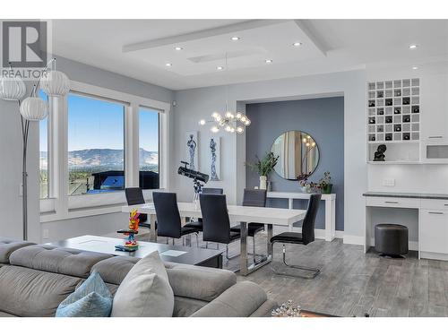 1088 Clarance Avenue, Kelowna, BC - Indoor Photo Showing Living Room