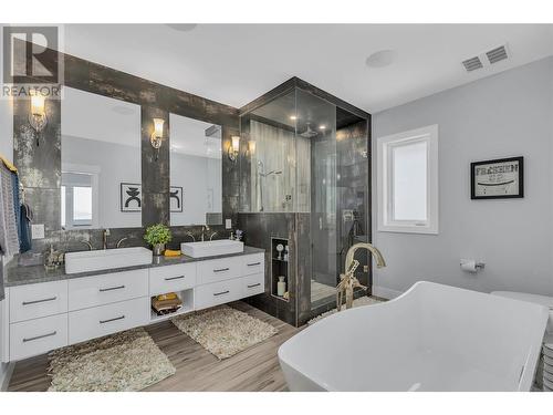 1088 Clarance Avenue, Kelowna, BC - Indoor Photo Showing Bathroom