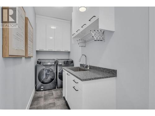 1088 Clarance Avenue, Kelowna, BC - Indoor Photo Showing Laundry Room