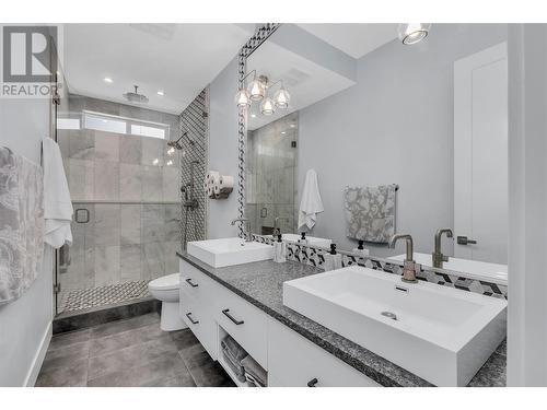 1088 Clarance Avenue, Kelowna, BC - Indoor Photo Showing Bathroom