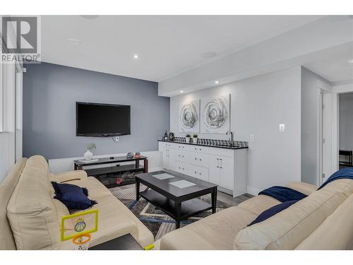 1088 Clarance Avenue, Kelowna, BC - Indoor Photo Showing Living Room