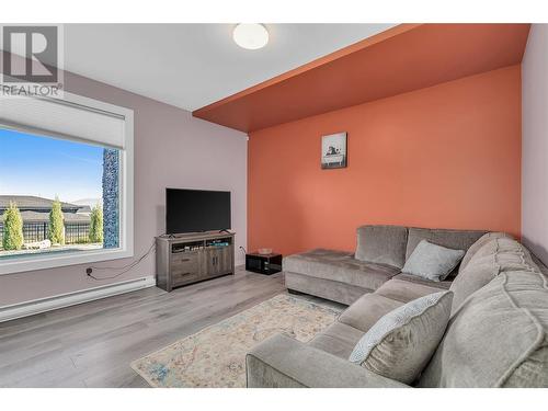 1088 Clarance Avenue, Kelowna, BC - Indoor Photo Showing Living Room