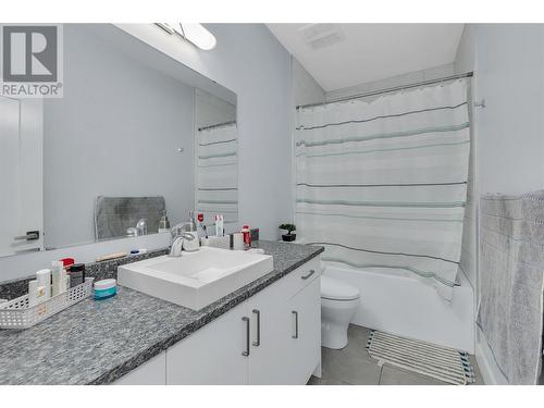 1088 Clarance Avenue, Kelowna, BC - Indoor Photo Showing Bathroom