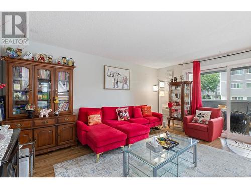 495 All Star Court Unit# 136, Kelowna, BC - Indoor Photo Showing Living Room