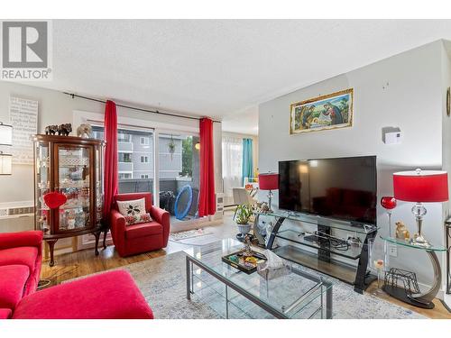 495 All Star Court Unit# 136, Kelowna, BC - Indoor Photo Showing Living Room