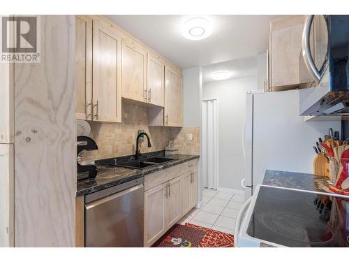 495 All Star Court Unit# 136, Kelowna, BC - Indoor Photo Showing Kitchen With Double Sink