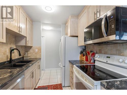 495 All Star Court Unit# 136, Kelowna, BC - Indoor Photo Showing Kitchen With Double Sink