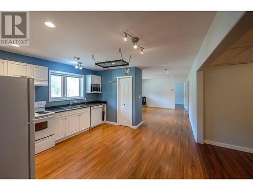 106 Saddlehorn Drive, Kaleden, BC - Indoor Photo Showing Kitchen With Double Sink