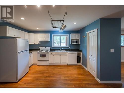 106 Saddlehorn Drive, Kaleden, BC - Indoor Photo Showing Kitchen