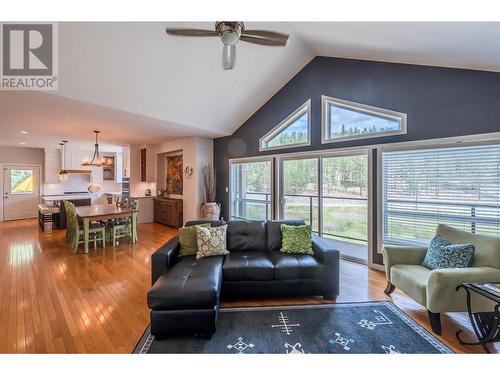 106 Saddlehorn Drive, Kaleden, BC - Indoor Photo Showing Living Room