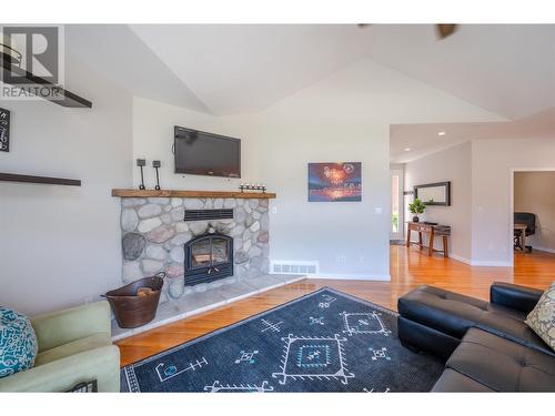 106 Saddlehorn Drive, Kaleden, BC - Indoor Photo Showing Living Room With Fireplace