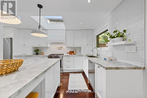 15 Wood Glen Road, Toronto (Birchcliffe-Cliffside), ON - Indoor Photo Showing Kitchen With Upgraded Kitchen