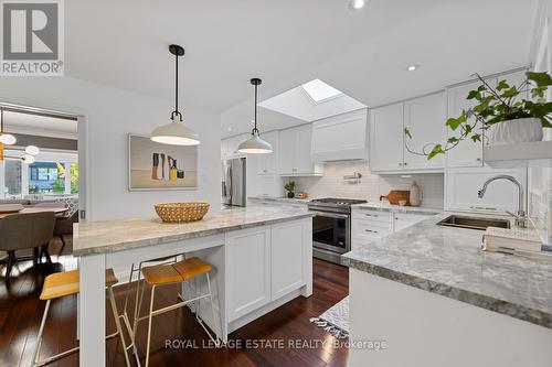 15 Wood Glen Road, Toronto (Birchcliffe-Cliffside), ON - Indoor Photo Showing Kitchen With Upgraded Kitchen