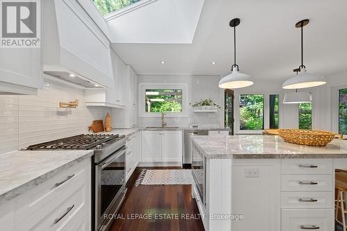 15 Wood Glen Road, Toronto (Birchcliffe-Cliffside), ON - Indoor Photo Showing Kitchen With Upgraded Kitchen