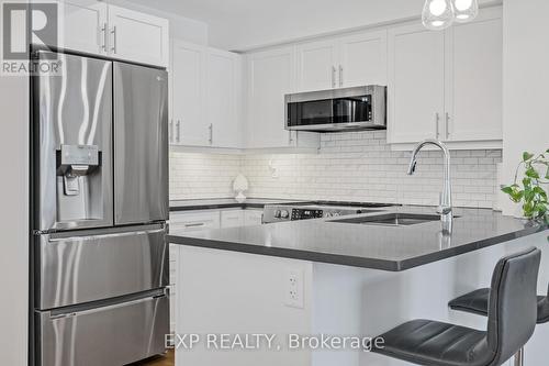 B - 22 Lookout Drive E, Clarington (Bowmanville), ON - Indoor Photo Showing Kitchen With Upgraded Kitchen