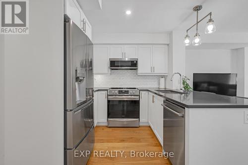 B - 22 Lookout Drive E, Clarington (Bowmanville), ON - Indoor Photo Showing Kitchen With Upgraded Kitchen