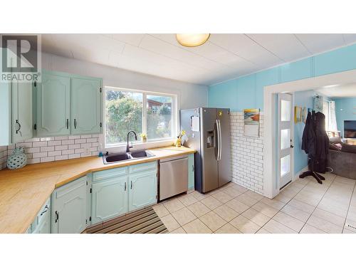 505 10Th Street, Golden, BC - Indoor Photo Showing Kitchen With Double Sink